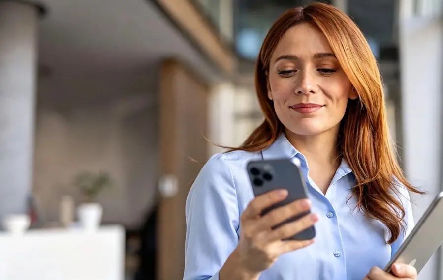 Mujer revisando su cotización en el celular